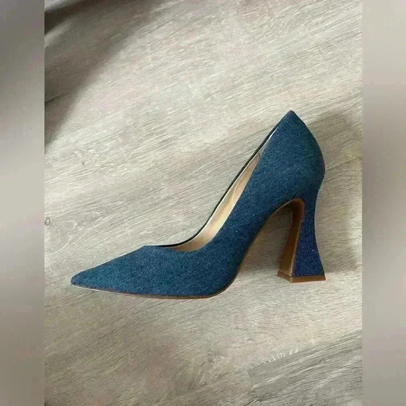 Vince Camuto - Brand New Women's Akental Pointed-Toe Flare-Heel Pumps. Must Have - Picture 4 of 8